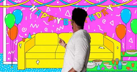 Homem negro comemorando seu aniversário